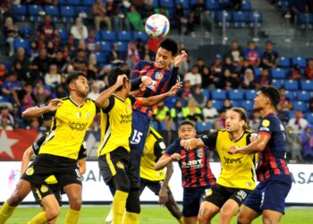 PEMAIN pertahanan JDT, Feroz Baharudin menanduk bola ke arah gawang Perak walaupun diasak pertahanan lawan pada perlawanan Liga Super di Stadium Sultan Ibrahim, Iskandar Puteri.