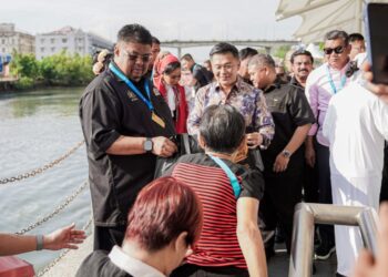 AB. RAUF Yusoh menyambut para pelancong dari kapal persiaran Genting Dream di Kompleks ICQS, Banda Hilir, Melaka.