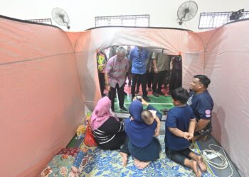 AL-SULTAN Abdullah Ri'ayatuddin Al-Mustafa Billah Shah berkenan melawat mangsa banjir di Pusat Pemindahan Banjir (PPS) di Kampung Tok Machang di Raub, Pahang. - FOTO/SHAIKH AHMAD RAZIF