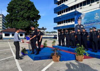 YAHAYA Othman (dua dari kiri) menyampaikan sijil penghargaan kepada kakitangan cemerlang sempena Perhimpunan Bulanan Bagi Bulan November 2024 di Ibu Pejabat Polis Kontinjen (IPK) Pahang di Kuantan, Pahang.