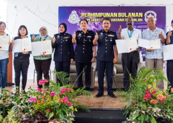 MAZLAN Hassan (lima dari kanan) bersama sebahagian media yang menerima sijil penghargaan di Ibu Pejabat polis Daerah (IPD) Temerloh di Temerloh, Pahang. - FOTO/SALEHUDIN MAT RASAD