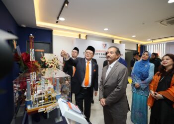 SULTAN Mizan Zainal Abidin (tengah) berkenan berangkat melawat tapak fabrikasi fasiliti selepas majlis pelancaran di limbungan tersebut di Teluk Kalong, Kemaman, semalam. - UTUSAN/NIK NUR IZZATUL HAZWANI NIK ADNAN