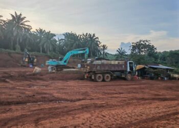 SPRM membuat pemeriksaan di sebuah lokasi penyimpanan bauksit di Jabor, Terengganu selepas menggempur kegiatan memunggah keluar hasil galian itu tanpa mengikut prosedur yang sah di Bukit Goh di Kuantan, Pahang.