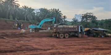 SPRM membuat pemeriksaan di sebuah lokasi penyimpanan bauksit di Jabor, Terengganu selepas menggempur kegiatan memunggah keluar hasil galian itu tanpa mengikut prosedur yang sah di Bukit Goh di Kuantan, Pahang.