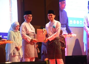 AL-SULTAN Abdullah Abdullah Ri'ayatuddin Al-Mustafa Billah Shah (kiri) berkenan mengurniakan anugerah kepada pelajar cemerlang MTNP di Hotel The Zenith di Kuantan, Pahang.