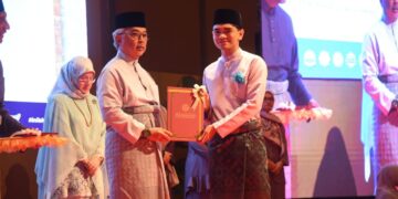 AL-SULTAN Abdullah Abdullah Ri'ayatuddin Al-Mustafa Billah Shah (kiri) berkenan mengurniakan anugerah kepada pelajar cemerlang MTNP di Hotel The Zenith di Kuantan, Pahang.