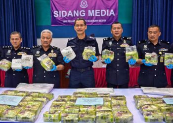 MOHD. Khairi Khairudin (tengah) menunjukkan sebahagian dadah jenis syabu yang dirampas pada sidang akhbar di Ibu Pejabat Polis Daerah Setiu, Setiu, hari ini. - UTUSAN/PUTRA HAIRRY ROSLI