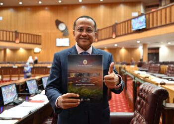 AHMAD Samauri Mokhtar menunjukkan buku ucapan Belanjawan 2025 pada Mesyuarat Ketiga Penggal Kedua DUN Terengganu Ke-15 (Bajet) di Kuala Terengganu, hari ini. - UTUSAN/PUQTRA HAIRRY ROSLI