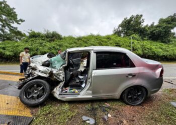 KEADAAN Kereta Proton Saga yang terlibat kemalangan dengan sebuah lori di Kilometer 15, Jalan Lipis-Jerantut dekat Kampung Jeram Bungor di Lipis, Pahang. - FOTO/IPD LIPIS