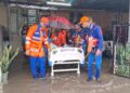 PASUKAN penyelamat membantu memindahkan seorang mangsa banjir yang terlantar di kawasan Rumah Mampu Milik Telung Kalong, Kemaman, petang ini. - UTUSAN/NIK NUR IZZATUL HAZWANI NIK ADNAN