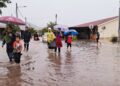 SEBAHAGIAN penduduk berpindah selepas rumah mereka terjejas banjir di Perumahan Rumah Mampu Milik Telok Kalong, Kemaman, petang tadi. - UTUSAN/NIK NUR IZZATUL HAZWANI NIK ADNAN