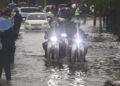 SEBAHAGIAN penduduk yang berpindah selepas rumah mereka terjejas banjir di Perumahan Rumah Mampu Milik Telok Kalong, Kemaman, petang tadi. - UTUSAN/NIK NUR IZZATUL HAZWANI NIK ADNAN