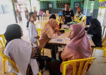 SEBAHAGIAN mangsa banjir yang dipindahkan di PPS SK Kemasik, Kemaman sejak Selasa lalu. - UTUSAN/PUQTRA HAIIRY ROSLI