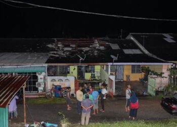 KEADAAN rumah posmen yang rosak dalam kejadian letupan daripada litar pintas di kediamannya di Taman Emas Murni 2, Sungai Kerak, Marang, malam tadi. - UTUSAN/PUQTRA HAIRRY ROSLI