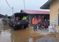 ANGGOTA APM menjalankan operasi mengeluarkan mangsa banjir di kawasan Perumahan Lembah Budi, Tawang, Bachok, Kelantan-UTUSAN/IHSAN APM BACHOK