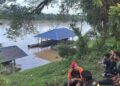 PENDUDUK melihat tempat kejadian melibatkan seorang guru dipercayai tergelincir dan lemas ketika memancing di Jeti Chenor Pekan Lama Chenor di Maran, Pahang. - FOTO/PENDUDUK CHENOR