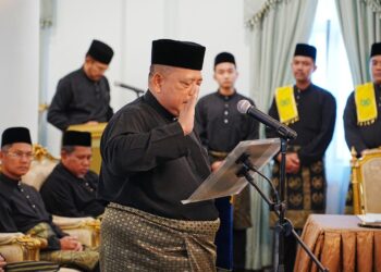 ABU Bakar Hamzah mengangkat sumpah jawatan Exco dalam majlis istiadat pelantikan dan mengangkat sumpah jawatan ahli-ahli majlis mesyuarat kerajaan negeri di Bilik Hijau Istana, Arau, Perlis hari ini.-UTUSAN