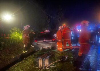 KEADAAN kereta Axia yang bertembung dengan Hilux di Kilometer 53, Jalan Persekutuan Kuala Terengganu - Kota Bharu dekat Kampung Sungai Lerek, Setiu, hari ini. - UTUSAN/WAN ZURATIKAH IFFAH WAN ZULKIFL