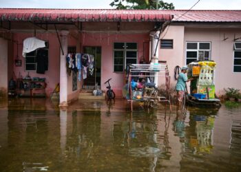 SEBAHAGIAN rumah penduduk yang masih digenangi air akibat banjir termenung di Kampung Rawai, Marang. - UTUSAN/PUQTRA HAIRRY ROSLI