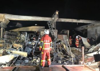 ANGGOTA bomba berusaha memadamkan kebakaran tiga daripada empat deretan kedai di kawasan Perindustrian Jakar, Chukai, malam tadi.