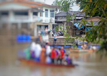 PELAJAR sekolah warga Malaysia turut terlibat dalam merentas sempadan menggunakan pangkalan haram di sepanjang Sungai Golok, Rantau Panjang, Kelantan bermula 1 Disember ini. - UTUSAN/KAMARUL BISMI KAMARUZAMAN.