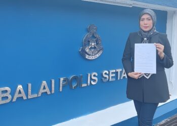 AZJURIYAHTI Azlan membuat laporan polis terhadap Jasri Jamaluddin di Balai Polis Setapak, Kuala Lumpur kerana mendakwa KMDI gagal menyiapkan 10 projek Rumah Pahang.