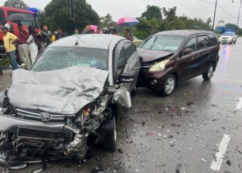 SEORANG warga emas antara dua maut dalam kemalangan membabitkan tiga kenderaan di Kilometer 3, Jalan Kuantan-Pekan di Pekan, Pahang.