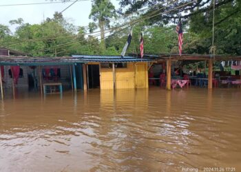 AIR Sungai Tembeling sudah melimpah masuk ke dataran perniagaan lebih satu meter di Kampung Bantal, Ulu Tembeling di Jerantut, Pahang. - FOTO/PENDUDUK KAMPUNG BANTAL