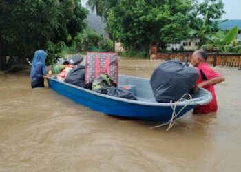 PENDUDUK menggunakan sampan untuk berpindah ke PPS selepas rumah mereka ditenggelami banjir di Kampung Shukor, Hulu Dungun, Dungun, hari ini.  - UTUSAN/NIK NUR IZZATUL HAZWANI NIK ADNAN