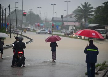 KEADAAN jalan Kuala Terengganu ke Kuala Berang ditutup kepada semua jenis kenderaan akibat banjir di Kuala Berang, Hulu Terengganu. - UTUSAN/PUQTRA HAIRRY ROSLI