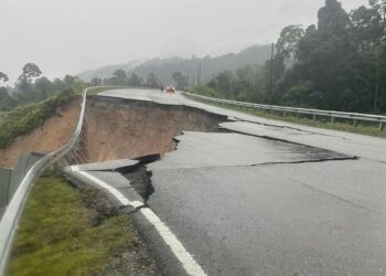 KEADAAN Jalan Hulu Terengganu ke Gua Musang, Kelantan ditutup kepada semua kenderaan setelah mendap dekat Kenyir, Hulu Terengganu, hari ini. - UTUSAN/PUQTRA HAIRRY ROSLI