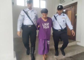 MUHAMMAD Maani Salleh (tengah) dibawa  keluar dari Mahkamah Majistret Besut, hari ini. - UTUSAN/WAN ZURATIKAH IFFAH WAN ZULKIFLI