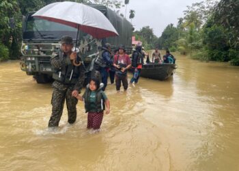 ANGGOTA tentera membantu memindahkn mangsa banjir dalam Ops Murni di Kampung Pengkalan Ajal, Ajil, Hulu Terengganu, hari ini. - UTUSAN/NOOR HAYATI MAMAT