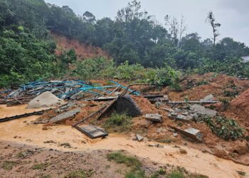 KEADAAN tanah runtuh yang berlaku di Jalan Bukit Apit, Ajil, Kuala Terengganu, petang ini. -  UTUSAN/PUQTRA HAIRRY ROSLI