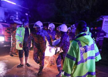 ANGGOTA bomba mengusung mayat salah seorang mangsa yang tertimbus dalam kejadian tanah runtuh di Kampung Bukit Apit, Ajil, Hulu Terengganu, petang tadi. - UTUSAN/ PUQTRA HAIRRY ROSLI