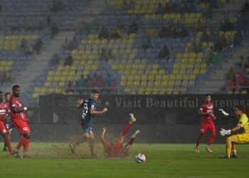 PEMAIN Terengganu FC, Nelson Wilfredo (tiga, kiri) melakukan percubaan ke gawang gol Melaka FC pada perlawanan Piala Malaysia di Stadium Sultan Mizan Zainal Abidin, Kuala Nerus, malam ini. - UTUSAN/PUQTRA HAIRRY ROSLI