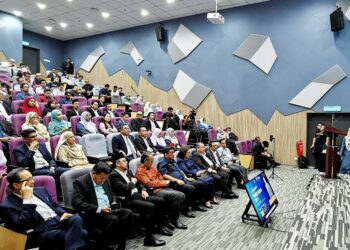 ZAMBRY Abd. Kadir (kanan) sewaktu sesi dialog bersama pensyarah muda pada Program Kepimpinan Muda Kebangsaan Karisma: Pemikir Madani Siri Keempat 2024 di Institut Kepimpinan dan Pembangunan (ILD) UiTM Bandar Enstek di Seremban hari ini.-UTUSAN/MOHD. SHAHJEHAN MAAMIN.