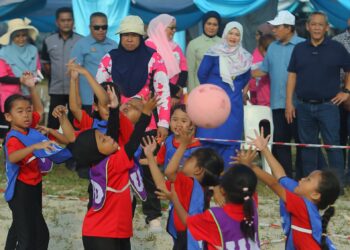 FADHLINA Sidek dan Aminuddin ketika menghadiri Majlis Perasmian Karnival Pantai Port Dickson Pendidikan Awal Kanak-Kanak di Port Dickson hari ini.-UTUSAN/MOHD. SHAHJEHAN MAAMIN.