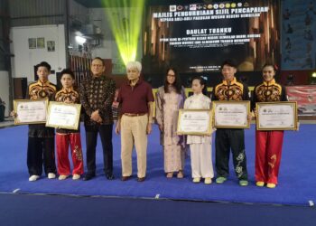 TUANKU Muhriz Ibni Almarhum Tuanku Munawir diiringi Hannah bergambar bersama atlet-atlet wushu pada Majlis Pengurniaan Sijil Pencapaian Kepada Ahli-Ahli Pasukan Wushu Negeri Sembilan di Seremban hari ini.-UTUSAN /NUR SHARIEZA ISMAIL..