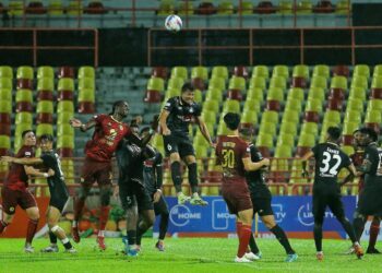 JACQUE Faye dan pertahanan PDRM, Kyaw Min Oo bersaing merebut bola tinggi pada aksi Piala Malaysia di antara Negeri Sembilan FC dan PDRM FC di Stadium Tuanku Abdul Rahman, Paroi, Seremban malam ini.-UTUSAN/MOHD. SHAHJEHAN MAAMIN.