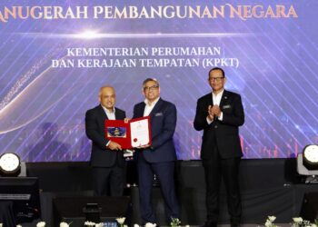 SHAMSUL Azri Abu Bakar ketika  menyampaikan Anugerah Pembangunan Negara kepada KPKT ketika Majlis Anugerah Pembangunan Negara (APN) Tahun 2024 di Sepang. - UTUSAN/FAIZ ALIF ZUBIR