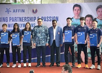 AARON Chia (kanan) bersama beregu kem badminton negara pada majlis penajaan Kumpulan Affin bersama Persatuan Badminton Malaysia (BAM), di Menara Affin, hari ini. - IHSAN  BAM