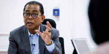 MOHAMED Khaled ketika ditemu bual wartawan Utusan Malaysia, Aqilah Mior Kamarulbaid di  Kementerian Pertahanan, Kuala Lumpur, baru-baru ini.