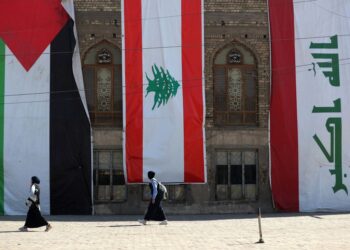 BENDERA Palestin, Lubnan dan Iraq digantung di sisi bahagian sebuah masjid di ibu kota Baghdad.- AFP