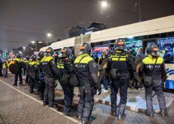 PEGAWAI polis Belanda berkawal selepas insiden pergaduhan melibatkan penyokong pasukan kelab bola sepak Israel di Amsterdam.-AFP