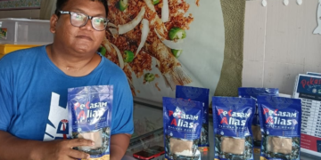 MOHD. Alias Abu Bakar bersama produk ikan pekasamnya ketika ditemui di kedainya yang terletak di Jalan Mahajaya, Port Dickson. – UTUSAN/NUR SHARIEZA ISMAIL