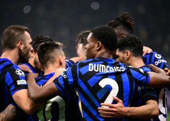 PEMAIN Inter Milan meraikan jaringan gol  menentang Arsenal dalam saingan Liga Juara-Juara di Milan pagi ini. - AFP