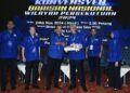 JOHARI Abdul Ghani menyerahkan cenderahati kepada Pengerusi Barisan Nasional, Datuk Seri Ahmad Zahid Hamidi pada Konvensyen Barisan Nasional Wilayah Persekutuan 2024 di Pusat Dagangan Dunia (WTC), Kuala Lumpur, semalam. – UTUSAN//SYAKIR RADIN