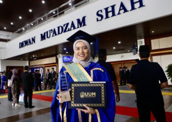 Graduan Ijazah Sarjana Muda Pendidikan Pengurusan Perniagaan, Puteri Saidatul Azwa Tun Ali, 25, dianugerahkan Anugerah Keusahawan pada Majlis Konvokesyen ke-37 Universiti Utara Malaysia di Sintok. - UTUSAN/ SHAHIR NOORDIN