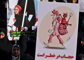 WANITA Iran menghadiri perhimpunan pro hijab di Teheran, pada 12 Julai 2023.- AFP